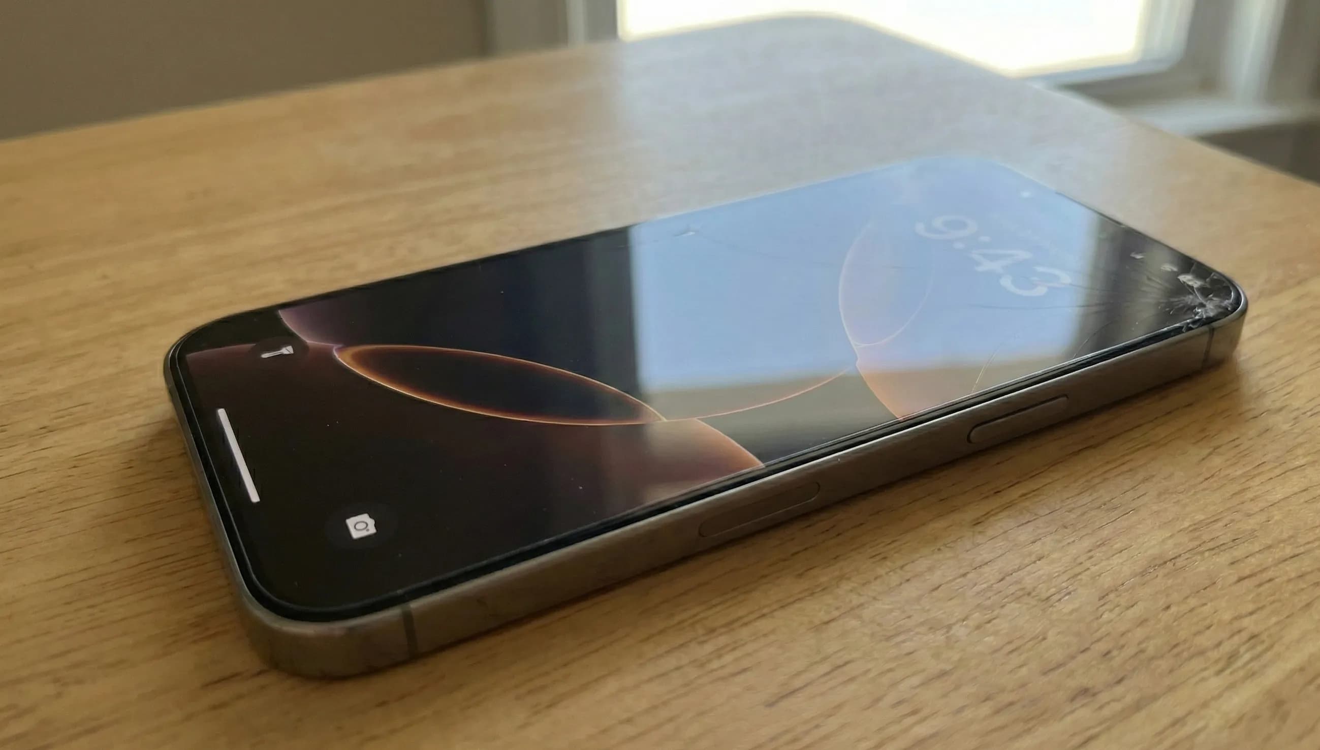 KI-generiertes Bild eines beschädigten iPhones auf einem Holztisch